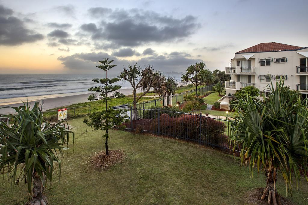 Golden Riviera Absolute Beachfront Resort Guldkusten Exteriör bild